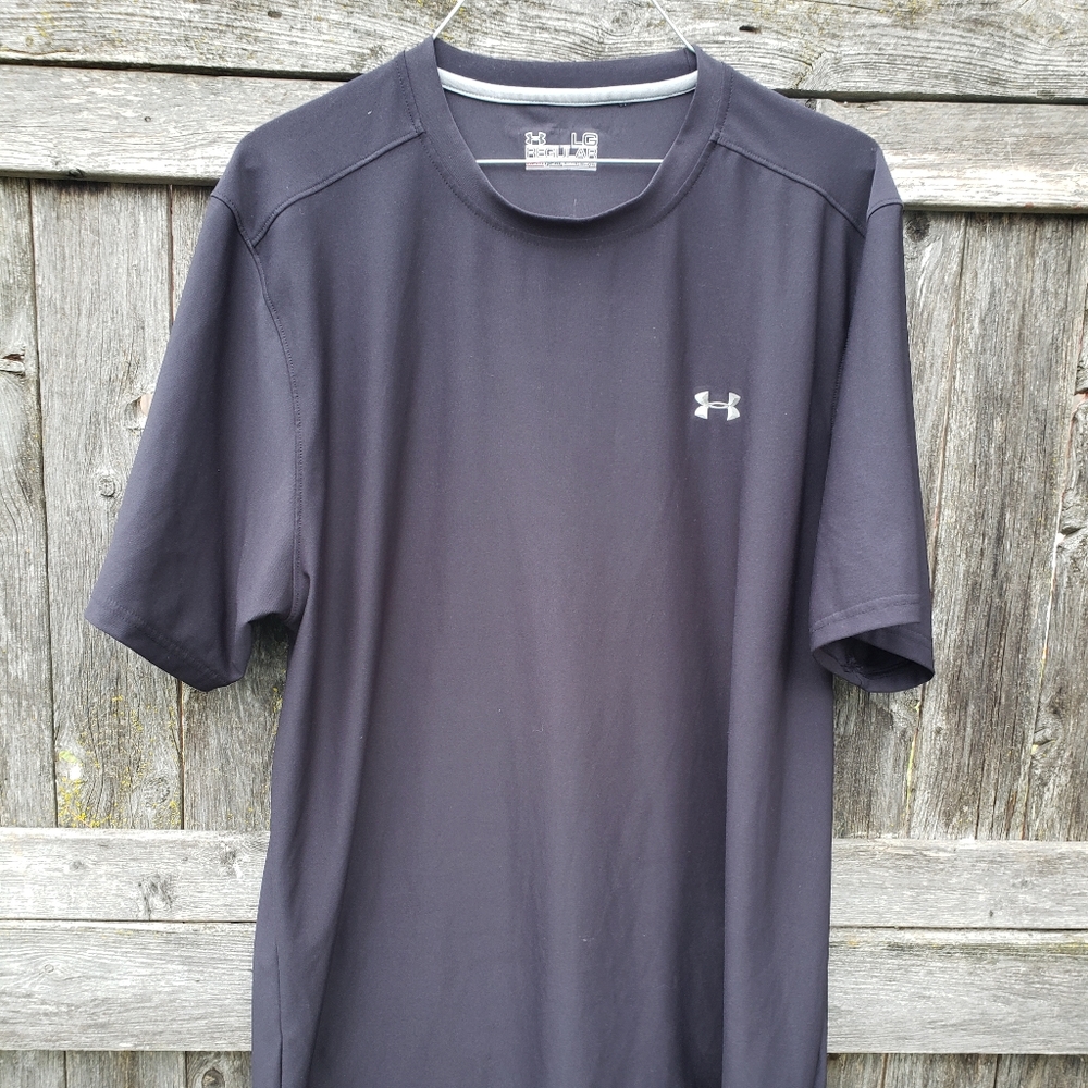 Men's Under Armour black dri fit athletic tee size large in great condition